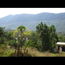 Berge, die das Tal des Sông Xê Pôn begrenzen